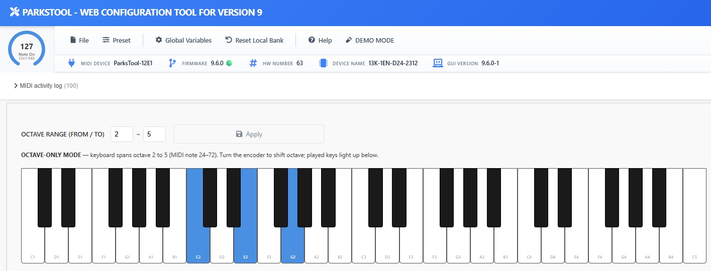 El Web Configurator con OCTAVE RANGE establecido en 2–5 y las tres teclas C2, E2 y G2 resaltadas en azul